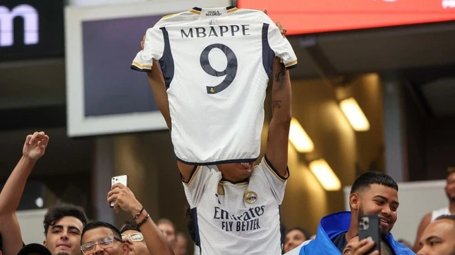 Mbappe chính thức gia nhập Real Madrid bởi Real Madrid là CLB yêu thích của Mbappe